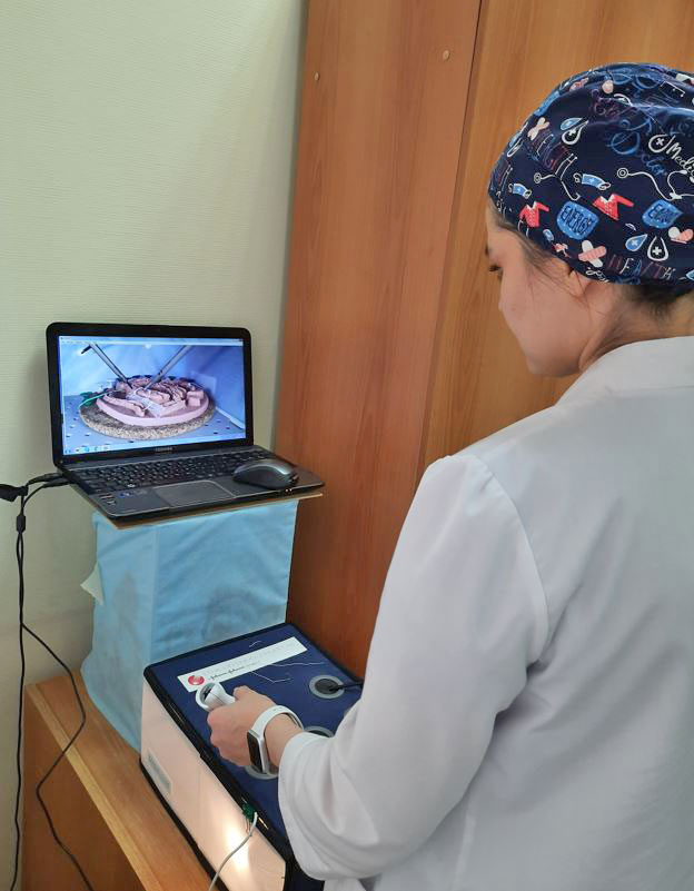 Пациенту с болезнью Гиршпрунга провели операцию в РДКБ с использованием лапароскопического оборудования