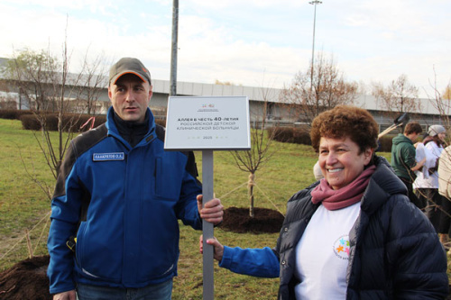 Аллея деревьев, созданная Российской детской клинической больницей, украсила территорию парка в Москве
