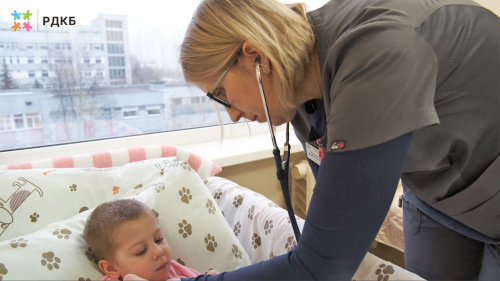 Девочка из Уфы, пострадавшая в результате падения из окна, идет на поправку