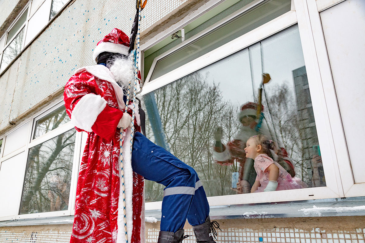 Деды Морозы и Снегурочки постучались в окна к пациентам РДКБ