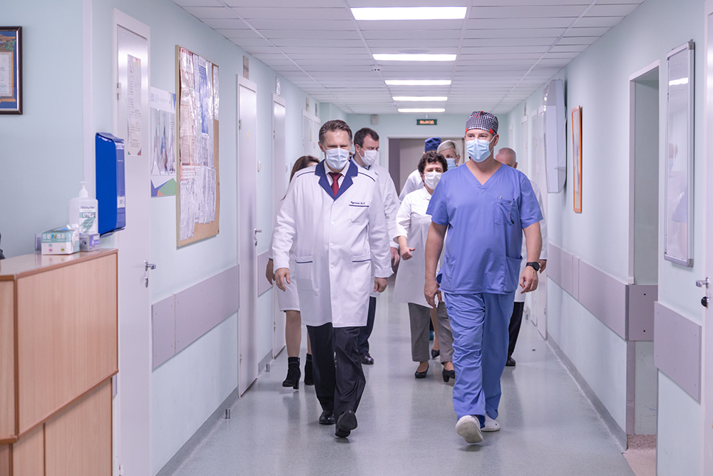 Министр здравоохранения РФ посетил пострадавших в Ижевской трагедии пациентов РДКБ