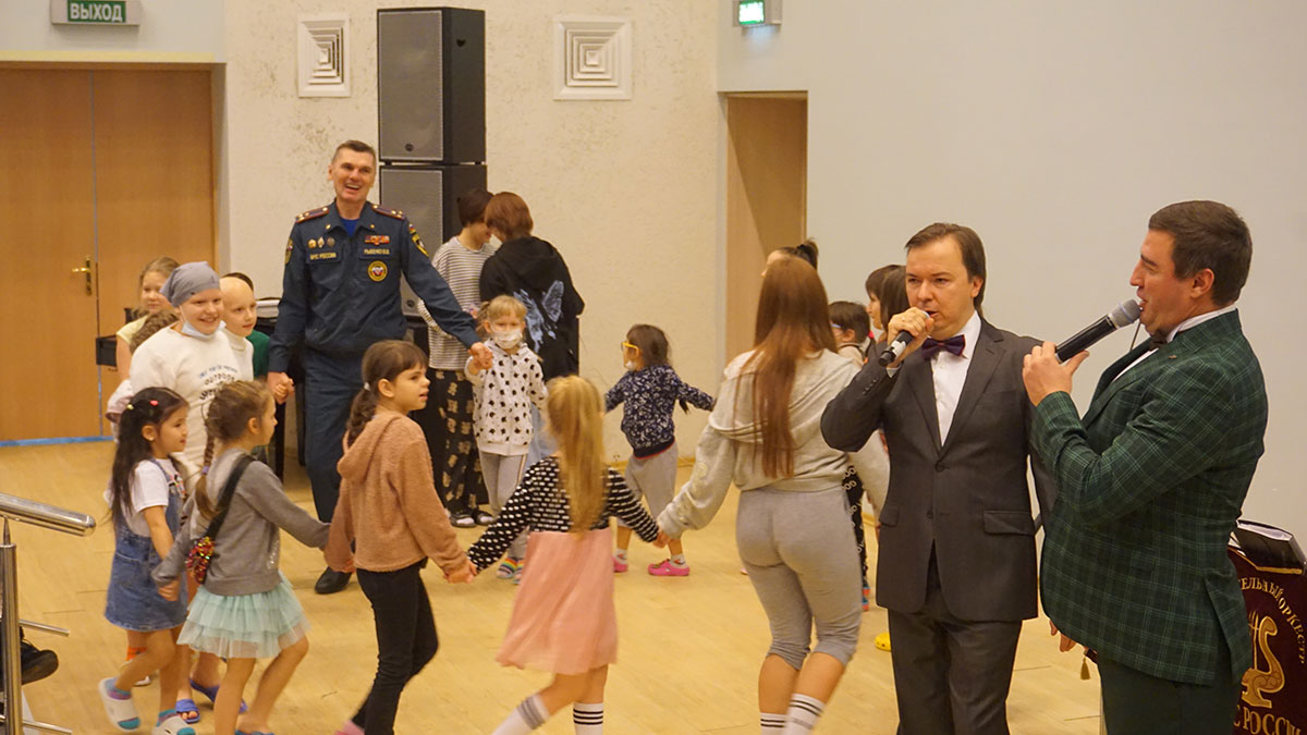 Спасатели — детям: Показательный оркестр МЧС приехал в РДКБ