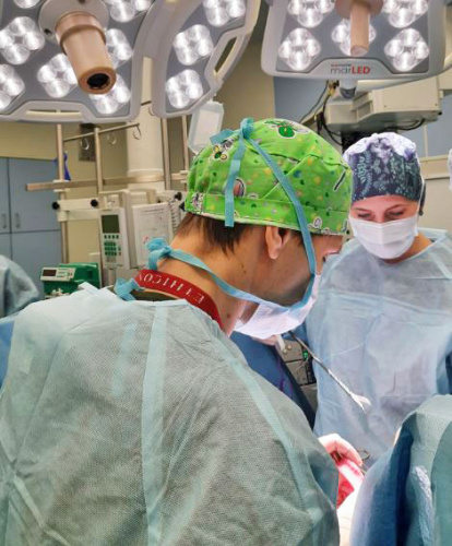 Пациенту с болезнью Гиршпрунга провели операцию в РДКБ с использованием лапароскопического оборудования