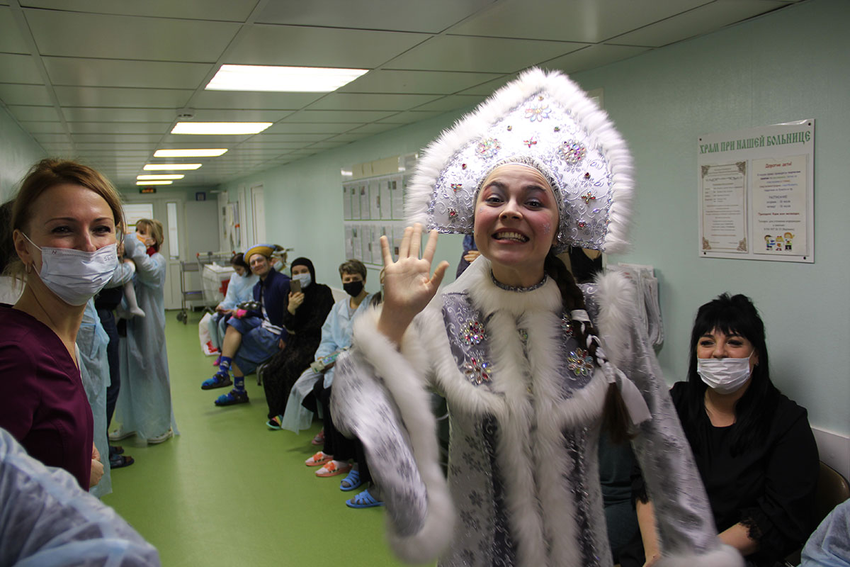 Новогодний театр: перед пациентами РДКБ выступили артисты «Табакерки»